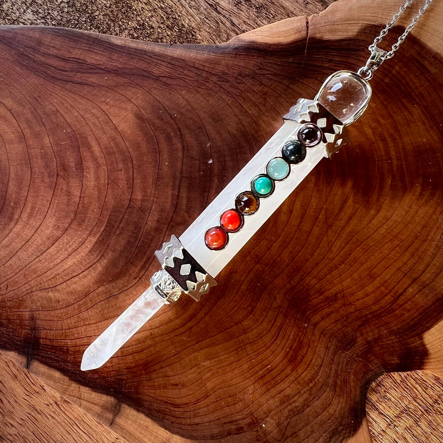 Collar de Punta de Cuarzo Blanco con Chakras