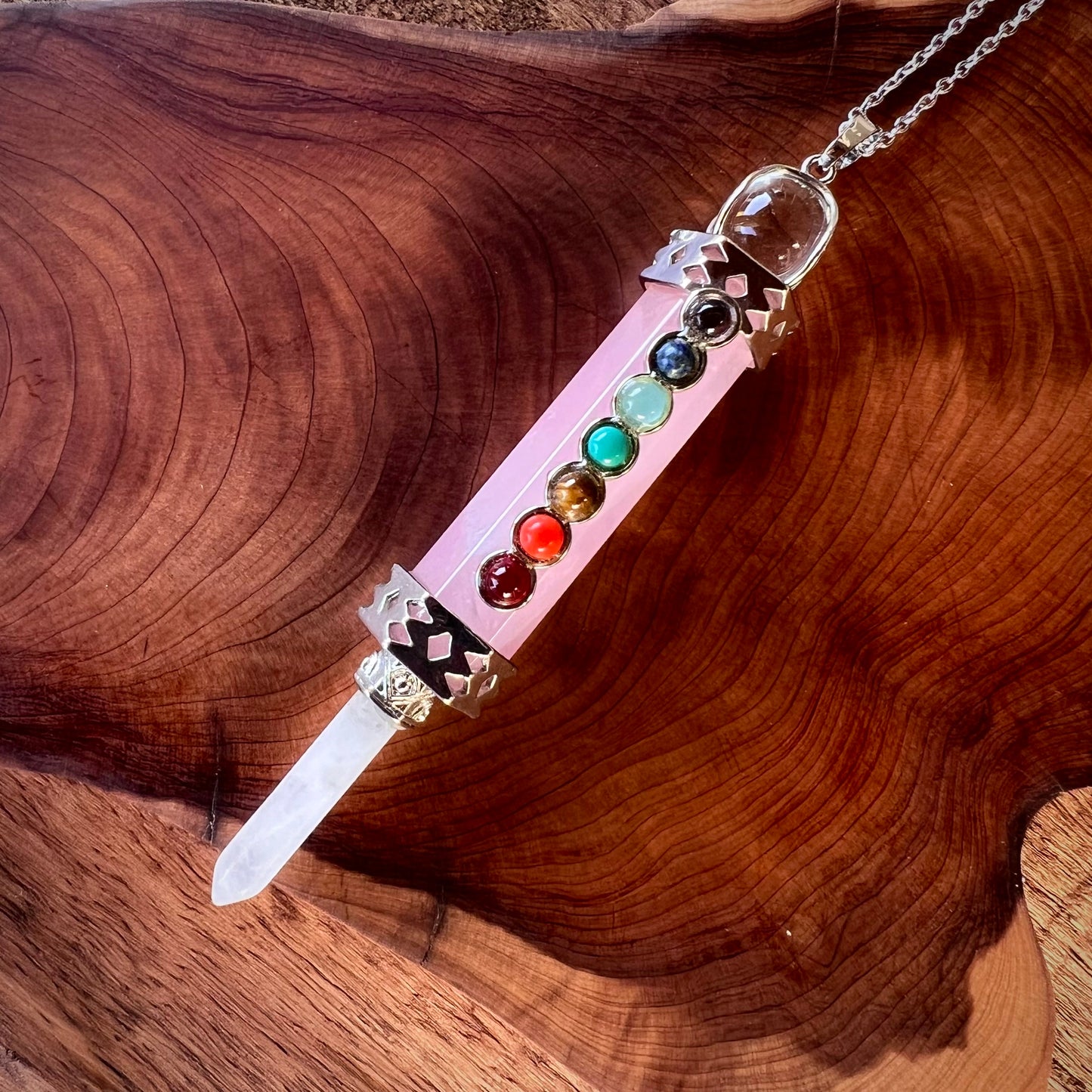 Collar de Punta de Cuarzo Rosa con Chakras